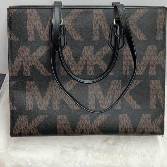 Michael Kors ‘Everly’ XL Satchel - Picture 2 of 10
